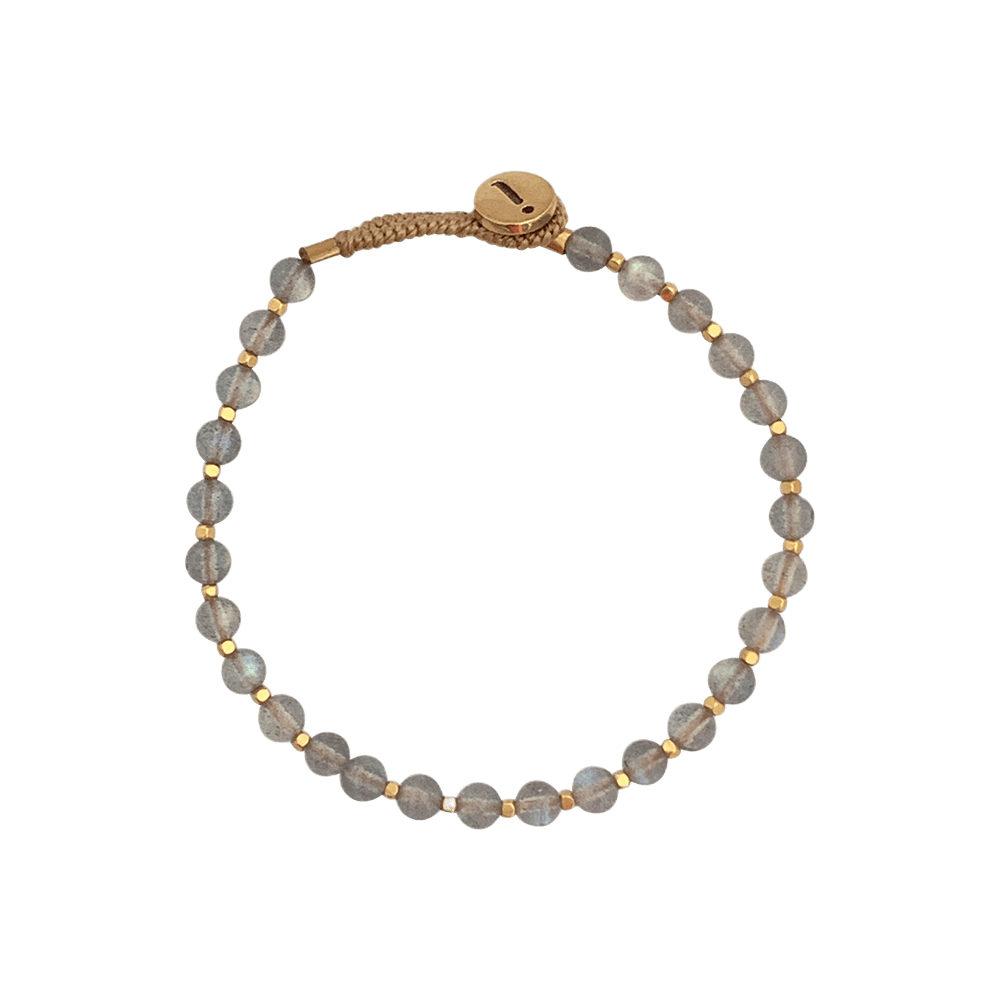 Ibu Jewels armbånd med runde grå perler og små gyldne detaljer