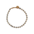 Ibu Jewels armbånd med runde grå perler og små gyldne detaljer