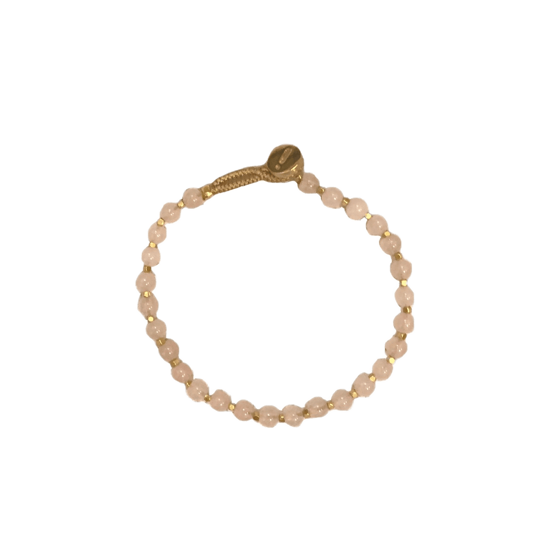 Ibu Jewels armbånd med runde lyserøde perler og små gyldne detaljer