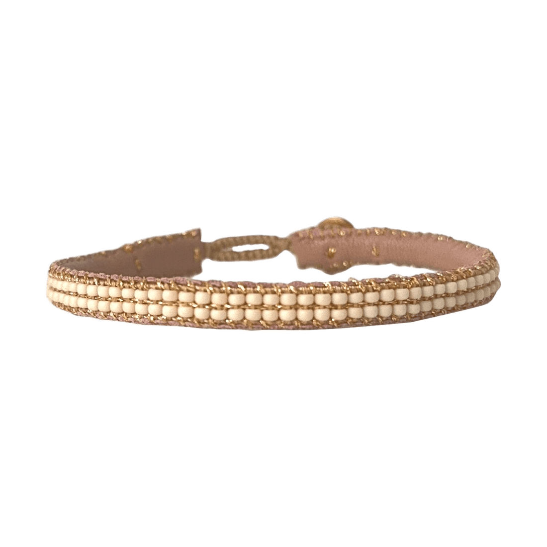 Ibu Jewels armbånd med cremefarvede perler og gyldne detaljer i smalt design
