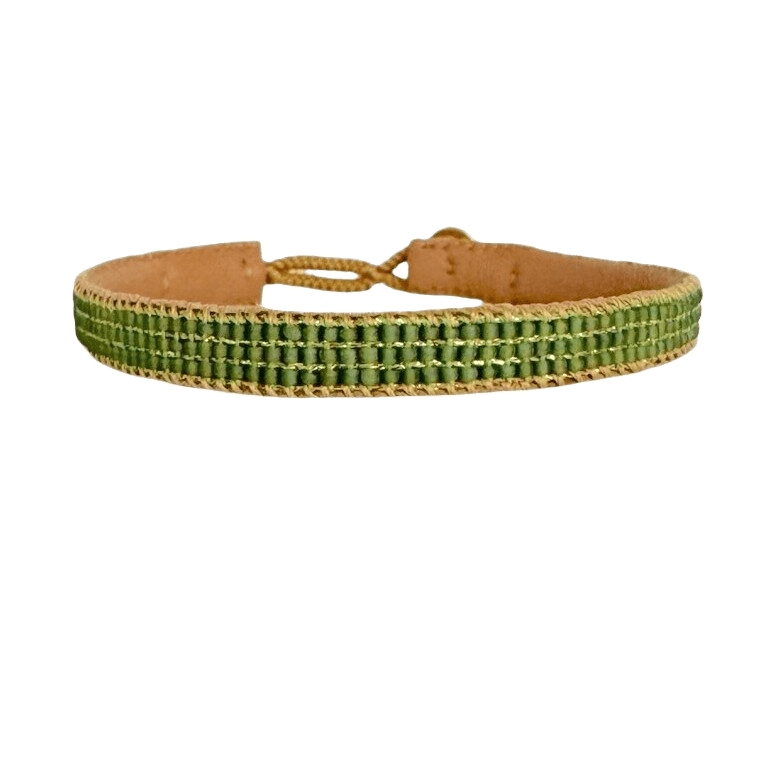 Ibu Jewels armbånd med grønne perler og gyldne detaljer i smalt design på læderrem