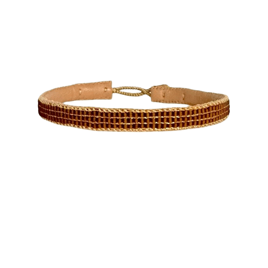 Ibu Jewels armbånd med brune perler og gyldne detaljer i smalt design på læderrem