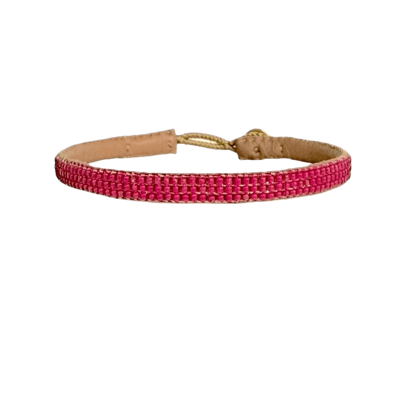 Ibu Jewels armbånd med pink perler og gyldne detaljer i smalt design på en læderrem