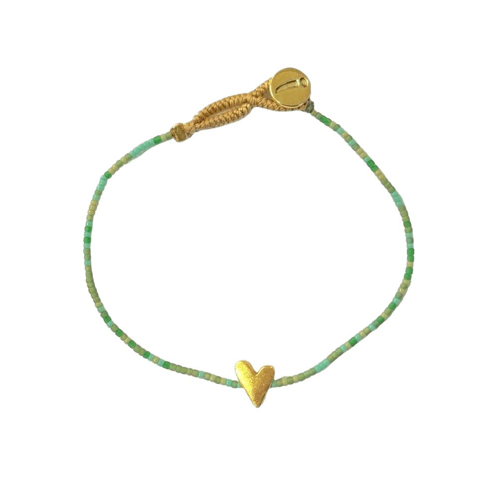 Ibu Jewels armbånd med små grønne perler og et guld hjerte