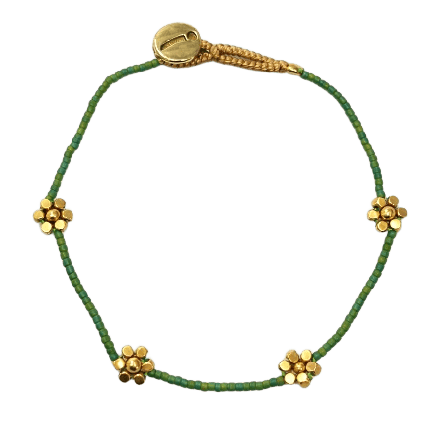 Ibu Jewels armbånd med grønne perler og små gyldne blomsterdetaljer