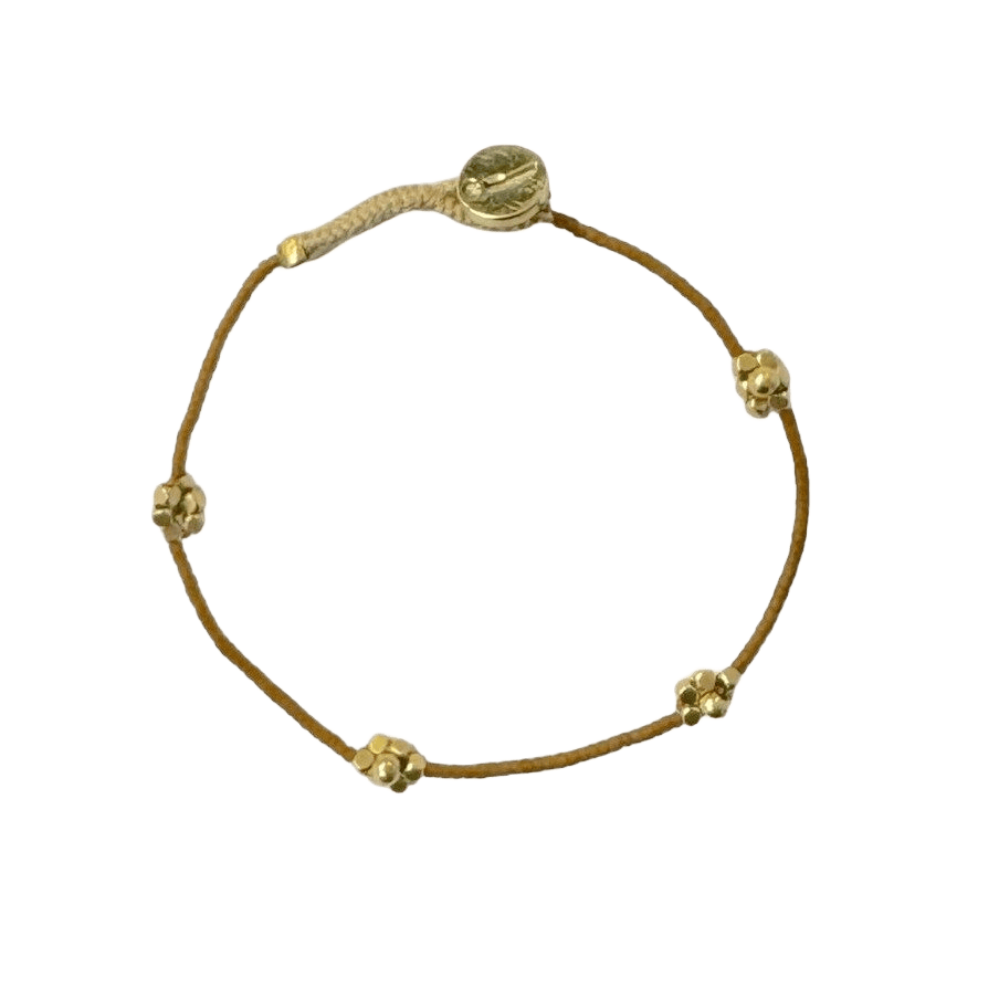 Ibu Jewels armbånd med brune perler og små guld blomster