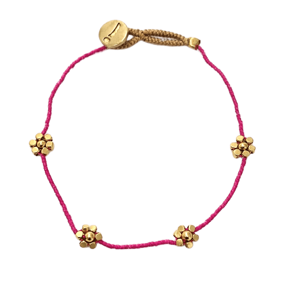 Pink perlearmbånd fra Ibu Jewels med guld blomster hele vejen rundt