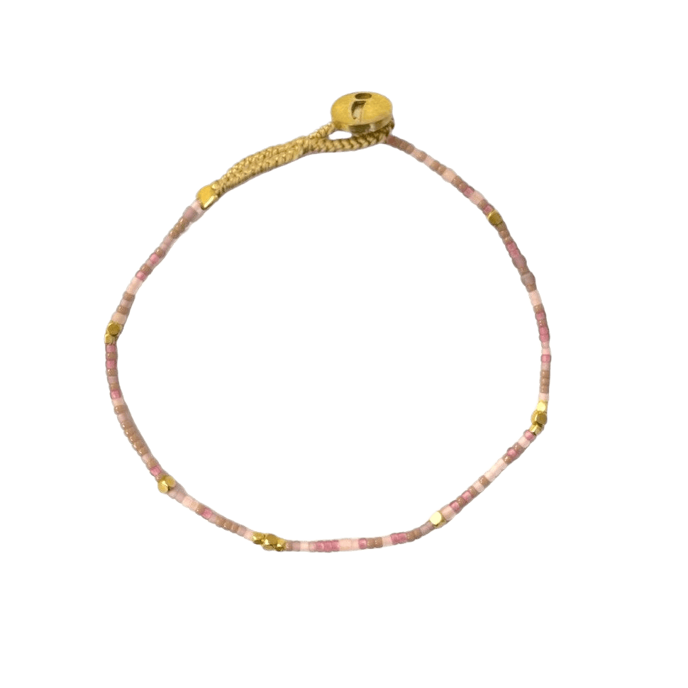 Ibu Jewels armbånd med små rosa perler og gyldne detaljer i enkelt design