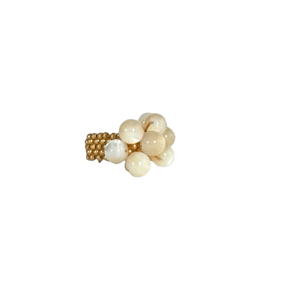 Elastik ring fra Ibu Jewels med en klynge af lyse beige sten