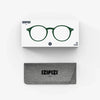 Izipizi læsebrille i model #D og farven 'khaki green' er en grøn læsebrille