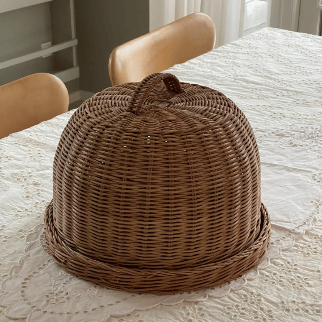 Flettet bread bell i rattan, perfekt til servering og opbevaring af friskbagt brød.