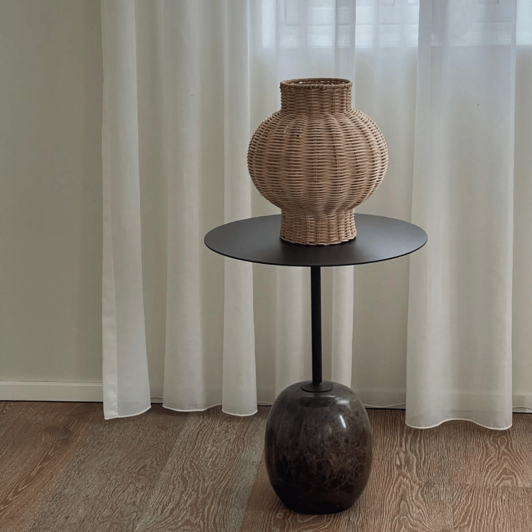 Vase på fod i rattan, der giver et let og løftet udtryk i din boligindretning.