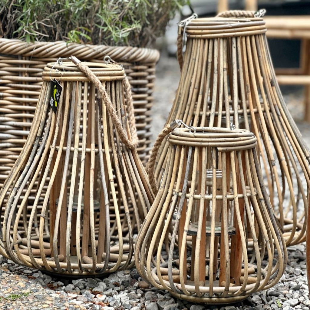 De dråbeformede rattan lanterner er en charmerende tilføjelse til enhver udendørs eller indendørs indretning. Lanternerne er lavet af rattan, som er et naturligt materiale, der giver dem et rustikt og boheme-inspireret udseende.