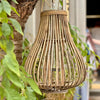 De dråbeformede rattan lanterner er en charmerende tilføjelse til enhver udendørs eller indendørs indretning. Lanternerne er lavet af rattan, som er et naturligt materiale, der giver dem et rustikt og boheme-inspireret udseende. Her ses den store