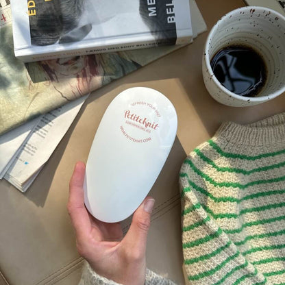 Fnugfjerner til strik fra PetiteKnit med aftagelig fnugopsamler