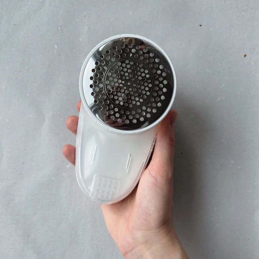 Batteridrevet fnugfjerner fra PetiteKnit til daglig pleje af strikvarer