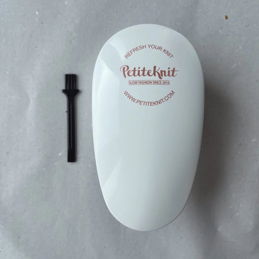 Close-up af PetiteKnit fnugfjerner designet til uld og strik