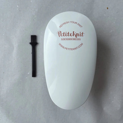 Close-up af PetiteKnit fnugfjerner designet til uld og strik
