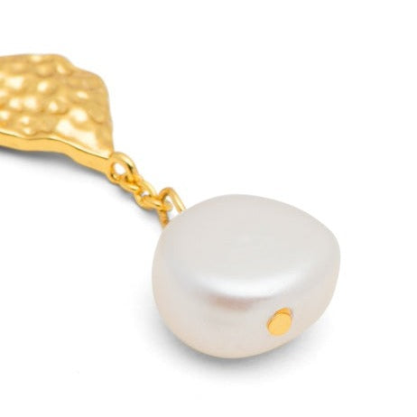 Ørering fra lulu copenhagen i guld med en perle hængende på