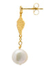 Ørering fra lulu copenhagen i guld med en perle hængende på
