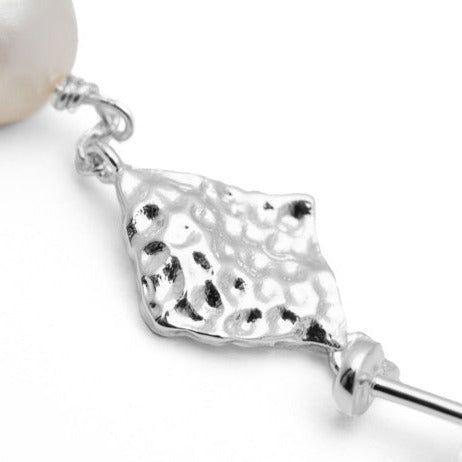 Ørering fra lulu copenhagen i sølv med en perle hængende på