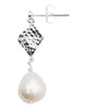 Ørering fra lulu copenhagen i sølv med en perle hængende på