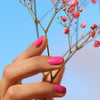 En vegansk neglelak fra Manucurist Paris i farven 'Petula' som er en pink neglelak med blå undertoner
