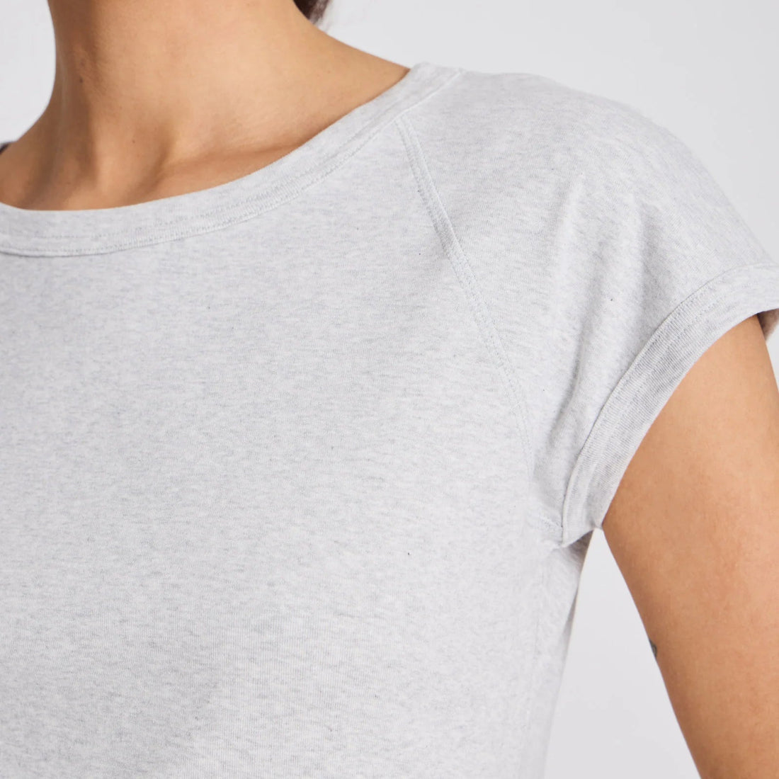 lysegrå t-shirt med små korte ærmer i lysegrå fra gai+lisva