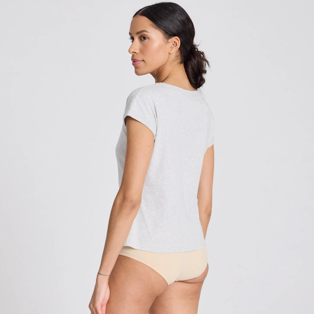 lysegrå t-shirt med små korte ærmer i lysegrå fra gai+lisva