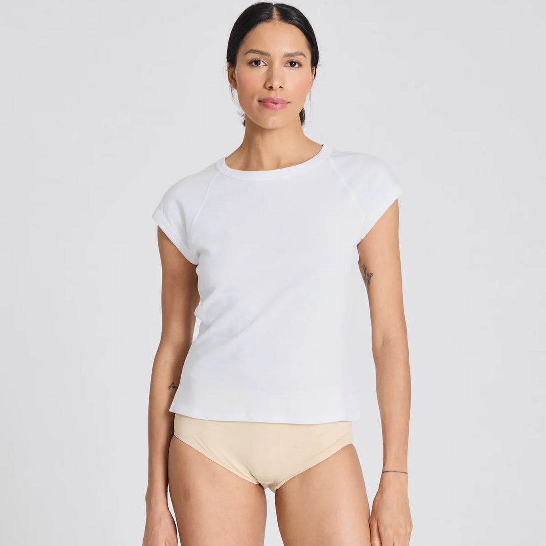 hvid t-shirt med små korte ærmer fra gai+lisva