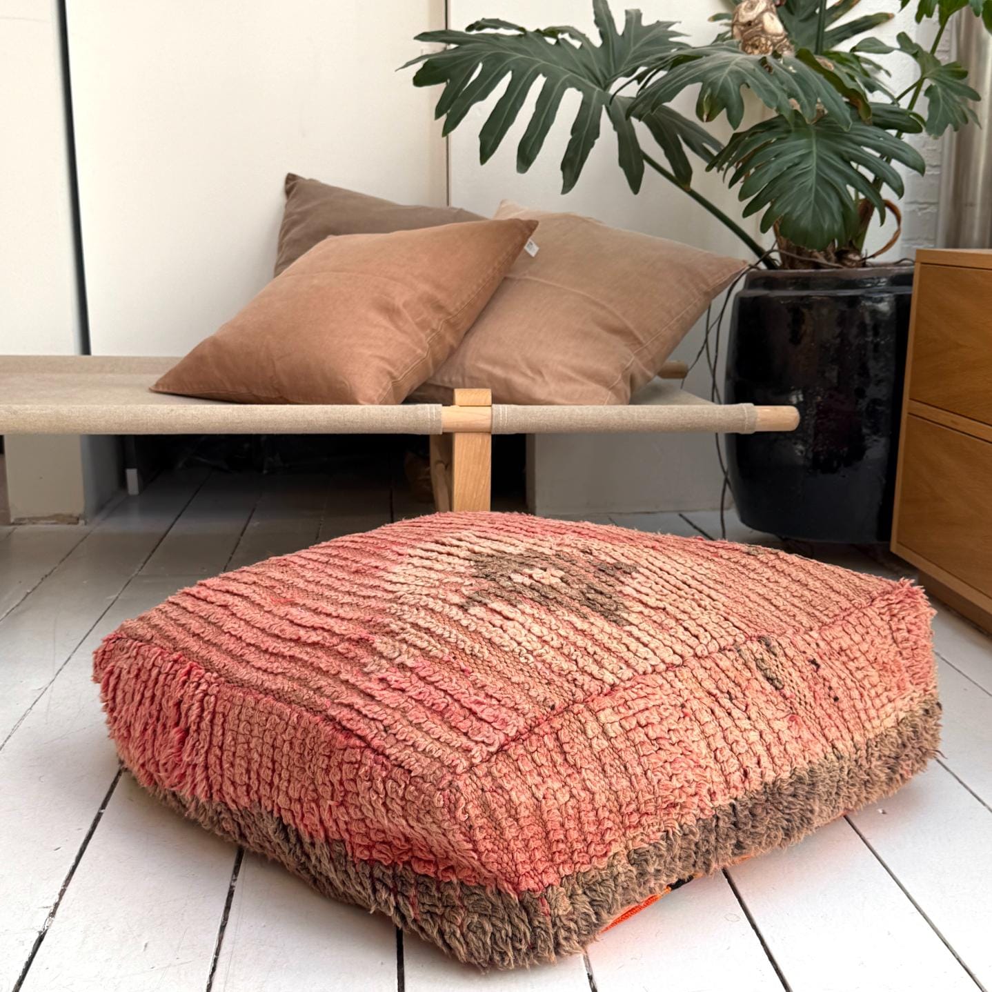 Marokkansk puf i vintage uld med varme rosa og brunlige nuancer