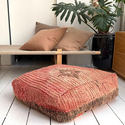 Marokkansk puf i vintage uld med varme rosa og brunlige nuancer