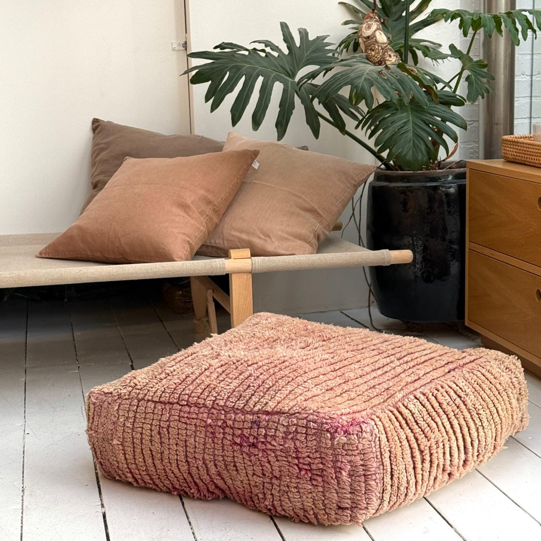 Marokkansk pufbetræk i rosa nuancer med kraftig struktur i uld