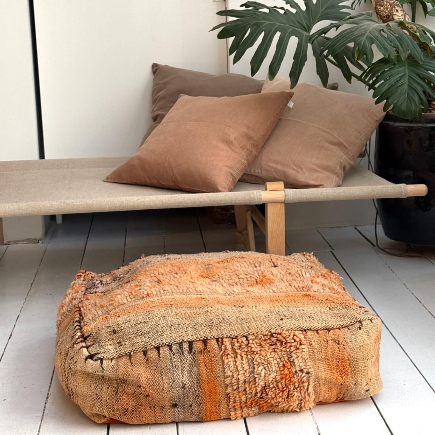 Marokkansk puf i vintage uld med varme beige og orange nuancer
