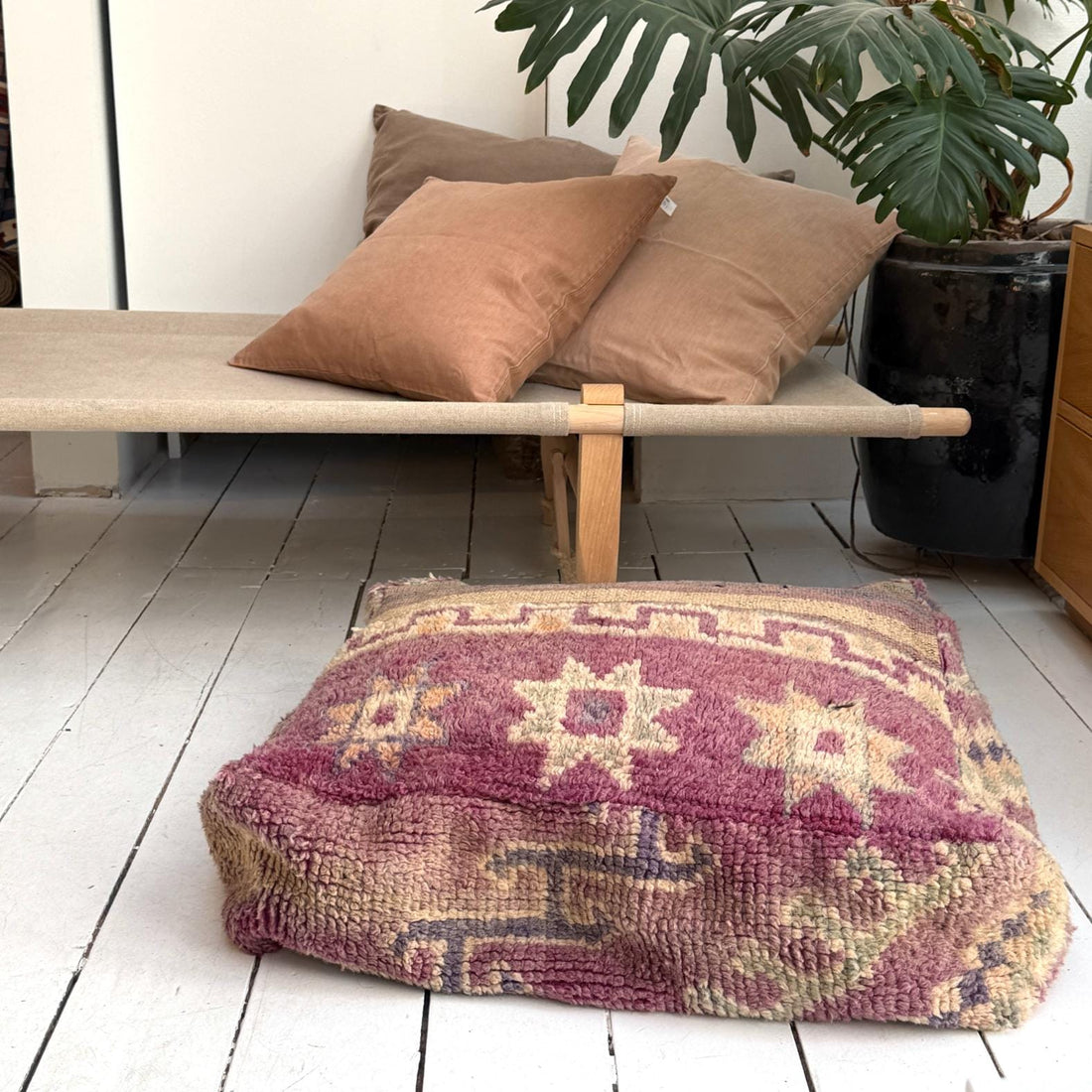 Marokkansk puf i vintage uld med mønster i lilla og beige nuancer