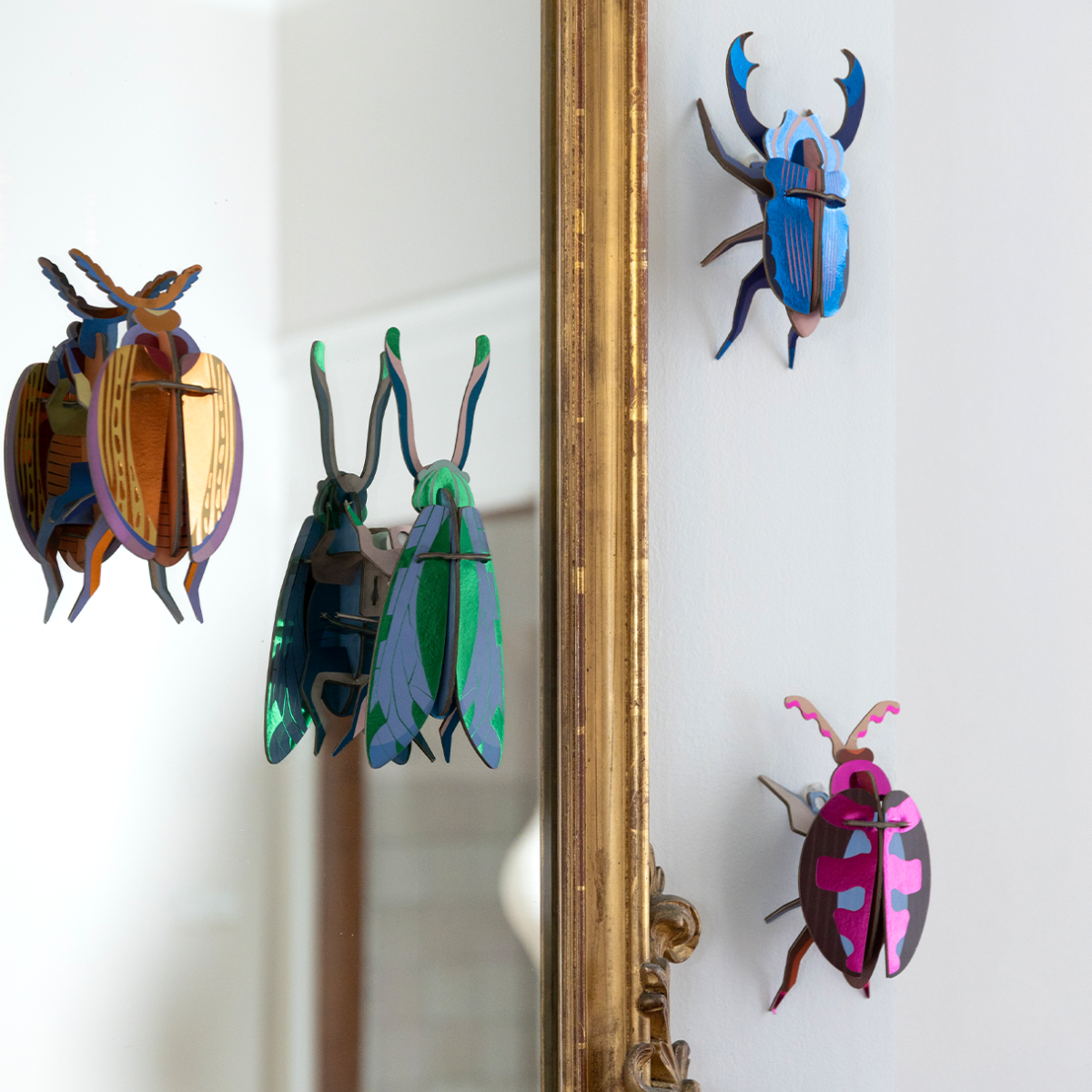 Vægdekoration - Lumen Pink Beetle