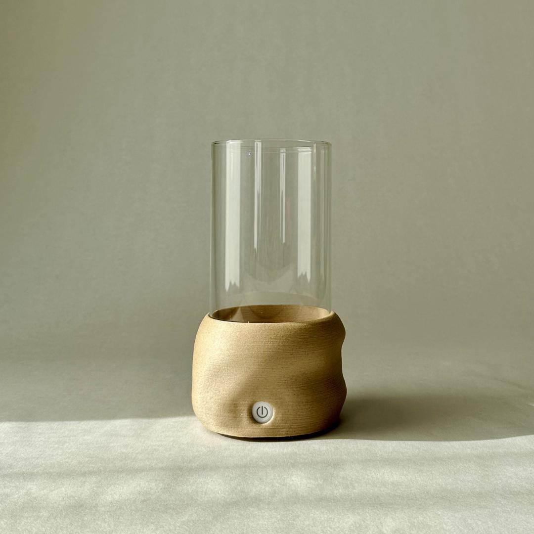 Hydroponisk glasvase fra Moril med beige base og indbygget lyskilde