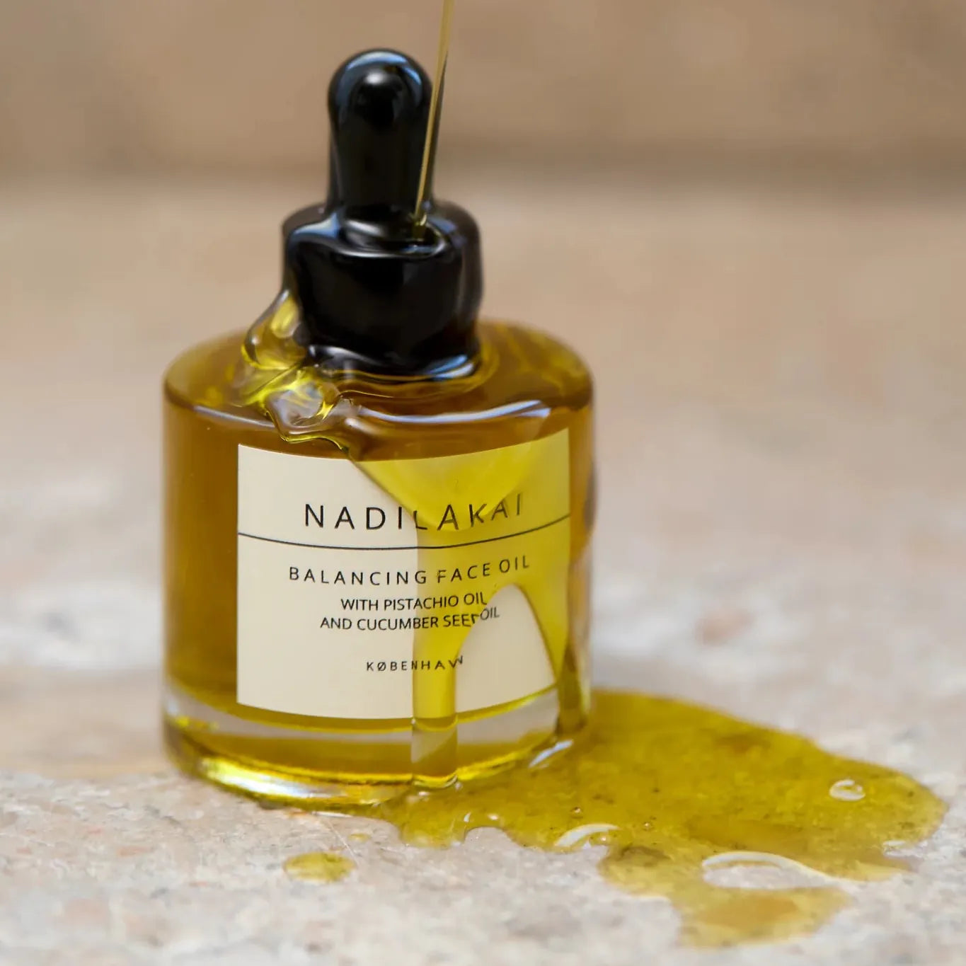 Nadilakai Balancing Face Oil i glasflaske med pipette
