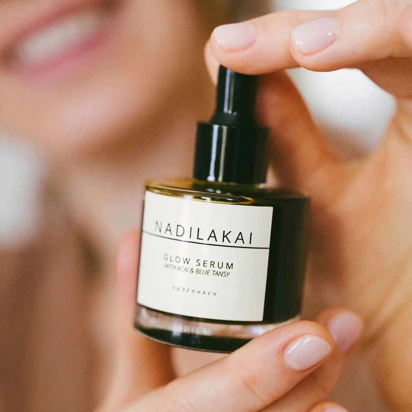 Nadilakai Glow Serum i glasflaske med oliebaseret ansigtsserum