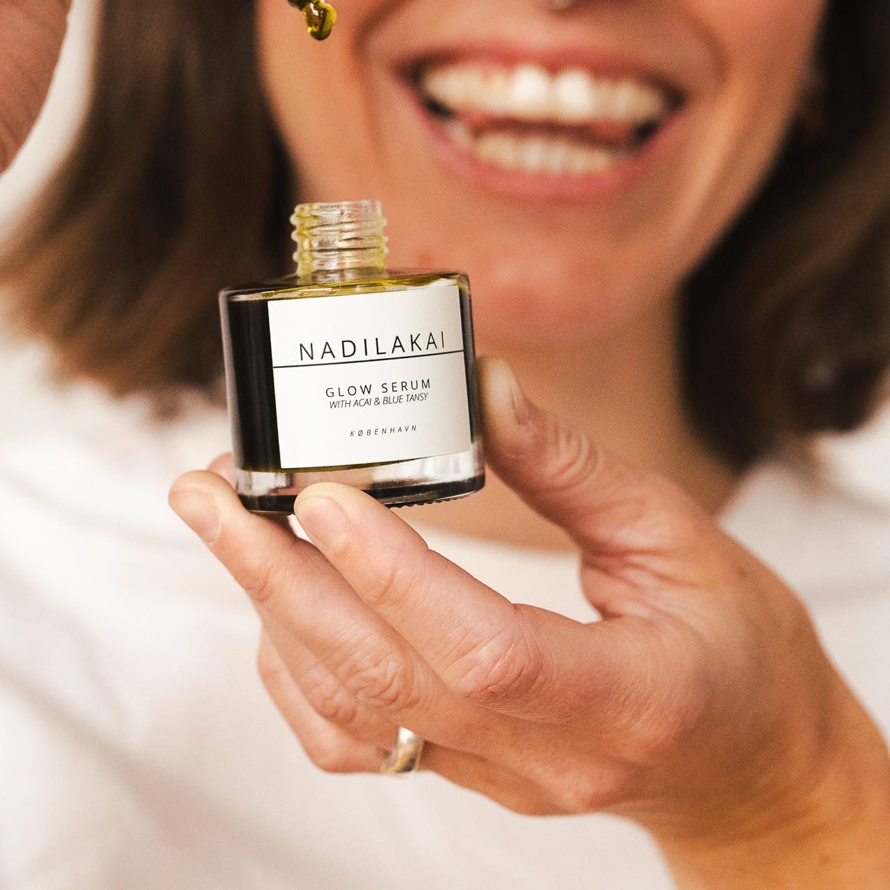 Nadilakai Glow Serum til fugt, næring og glød i huden