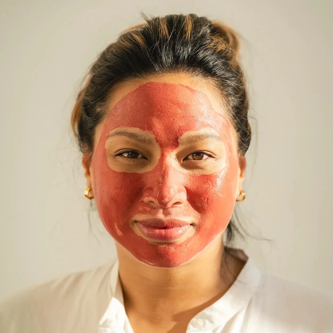 Mild ansigtsmaske fra Nadilakai med pink ler, hibiscus og hyben