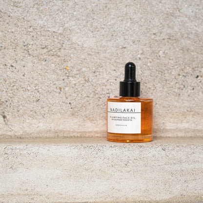 Plumping Face Oil fra Nadilakai med plejende hybenkerneolie