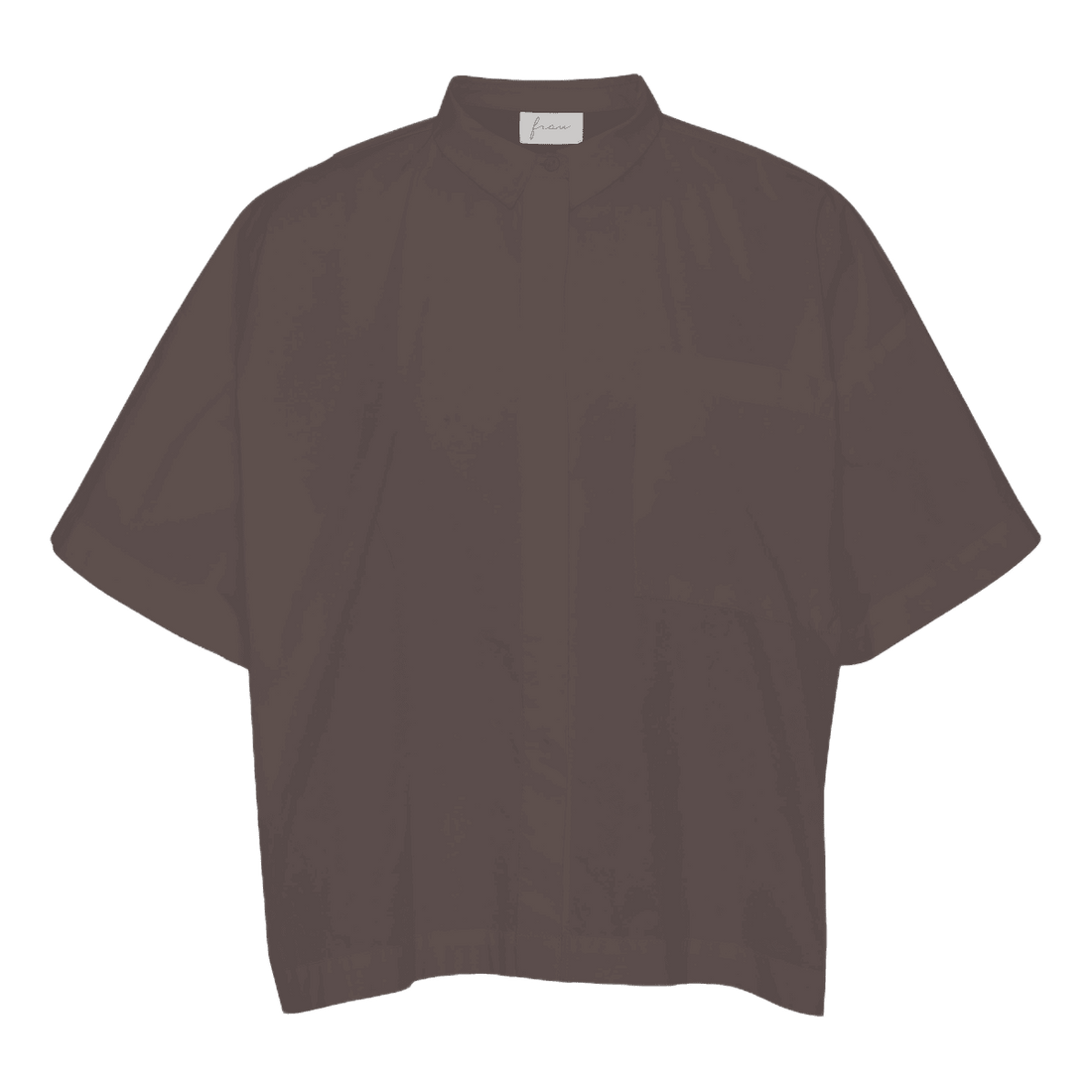 Nice er en kort ærmet skjorte fra FRAU i boxy fit. Denne er i øko bomuld og i brun