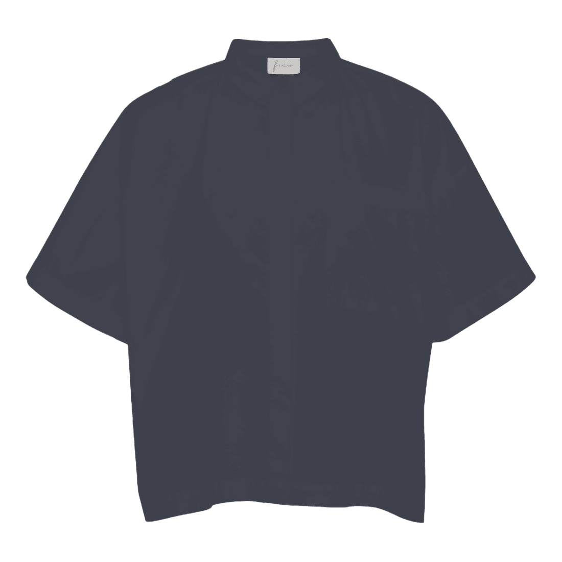 Nice er en kort ærmet skjorte fra FRAU i boxy fit. Denne er i øko bomuld og i blå