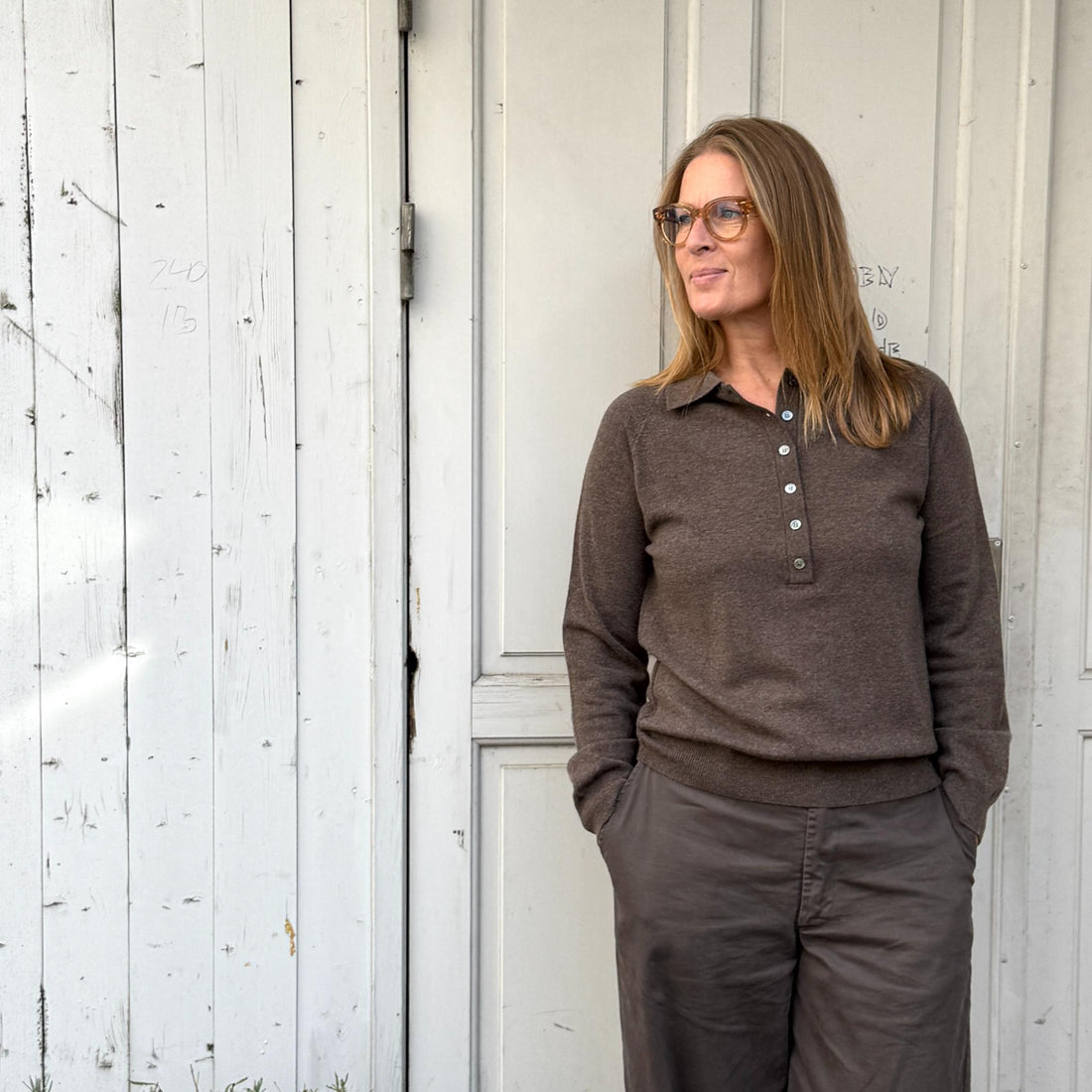Pianna Polo fra Note Anecdote er en langærmet polo strik i 90% merinould og 10% kashmir. Denne er i en lækker mørkebrun farve
