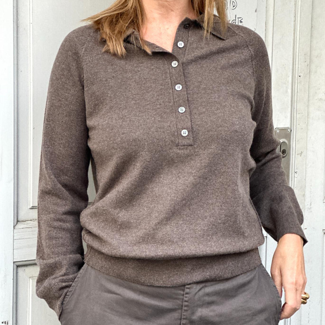 Pianna Polo fra Note Anecdote er en langærmet polo strik i 90% merinould og 10% kashmir. Denne er i en lækker mørkebrun farve