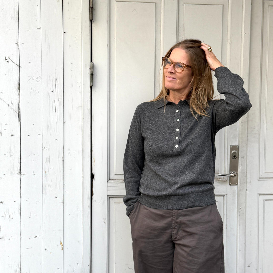 Pianna Polo fra Note Anecdote er en langærmet polo strik i 90% merinould og 10% kashmir. Denne er i en lækker grå farve