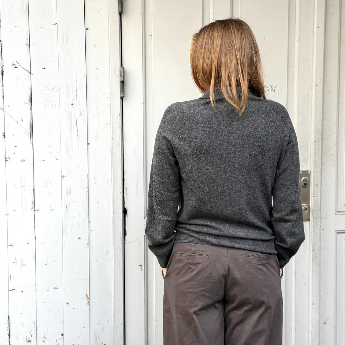 Pianna Polo fra Note Anecdote er en langærmet polo strik i 90% merinould og 10% kashmir. Denne er i en lækker grå farve
