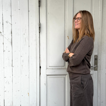 Langærmet strik fra Note Anecdote  i 90% merinould og 10% kashmir. Denne er i en brun farve
