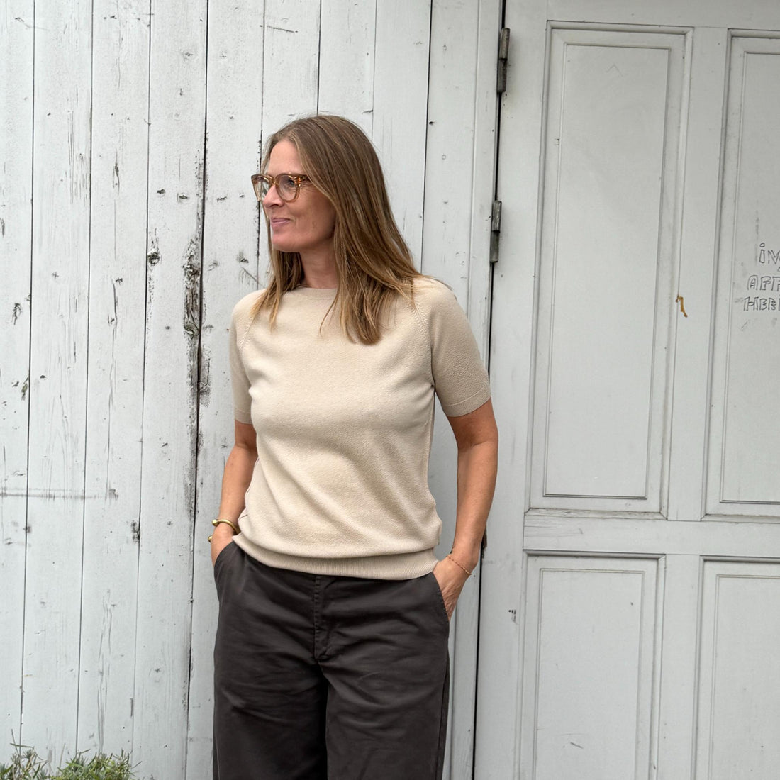 Raglan kortærmet strik fra Note Anecdote  i 90% merinould og 10% kashmir. Denne er i en lækker beige/off white farve